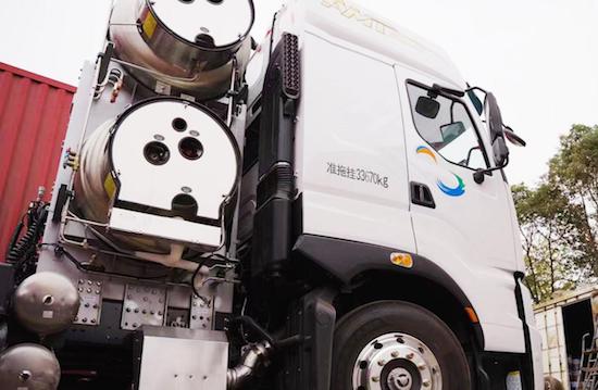 580大马力 势不可挡 乘龙H7 LNG牵引车开启高效快递新模式_fororder_image002