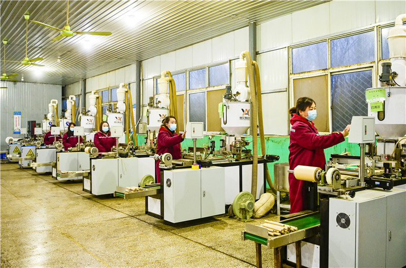 河南南阳：赶订单 忙生产_fororder_河南绿莹艾草制药有限公司工人赶制出口订单 摄影 张峰