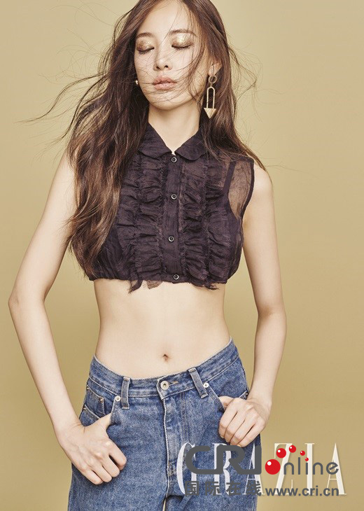 李珠妍短衣晒纤腰 紫唇瞩目变魔女