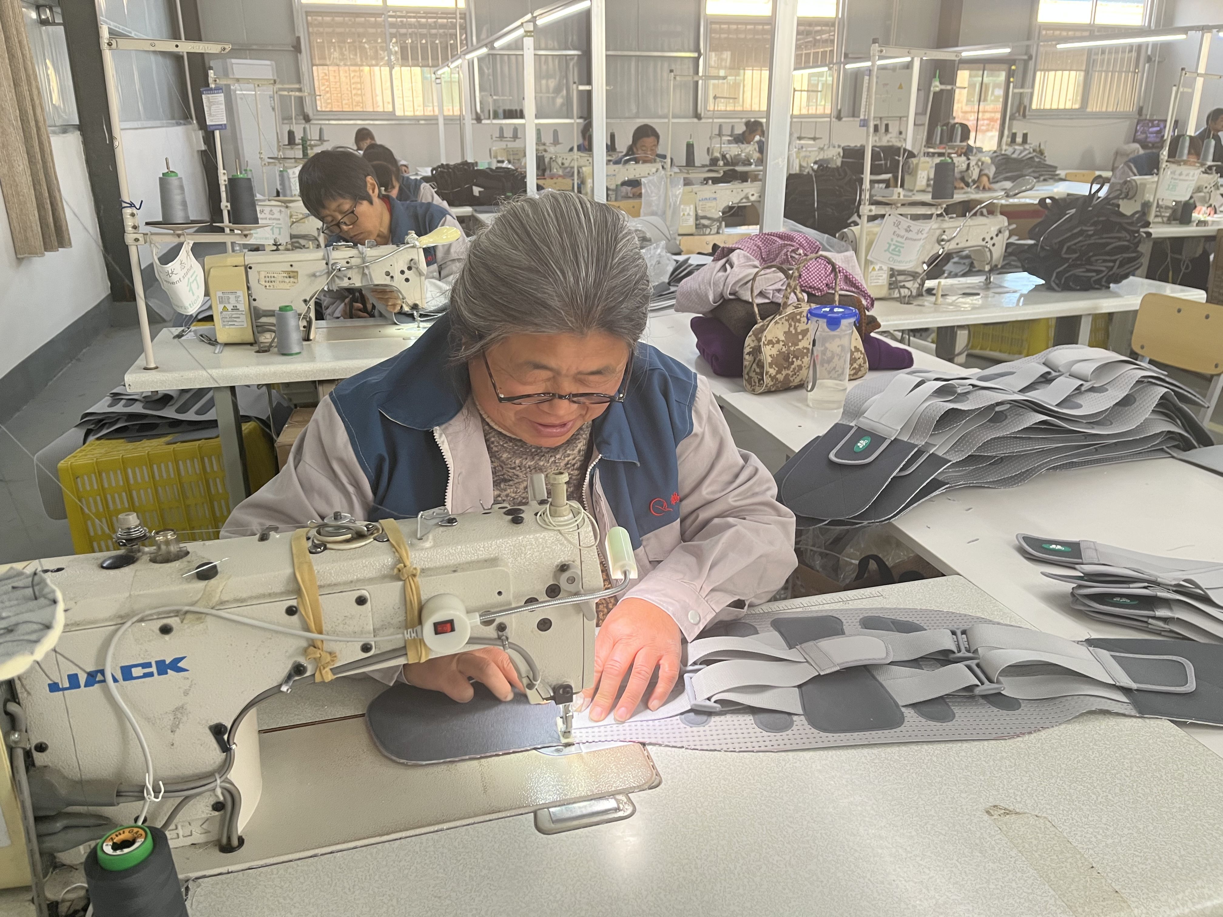 河北深州：“党建+创业”助农增收致富_fororder_助农车间员工正在制作医疗保健护腰带。张立威摄 (2)