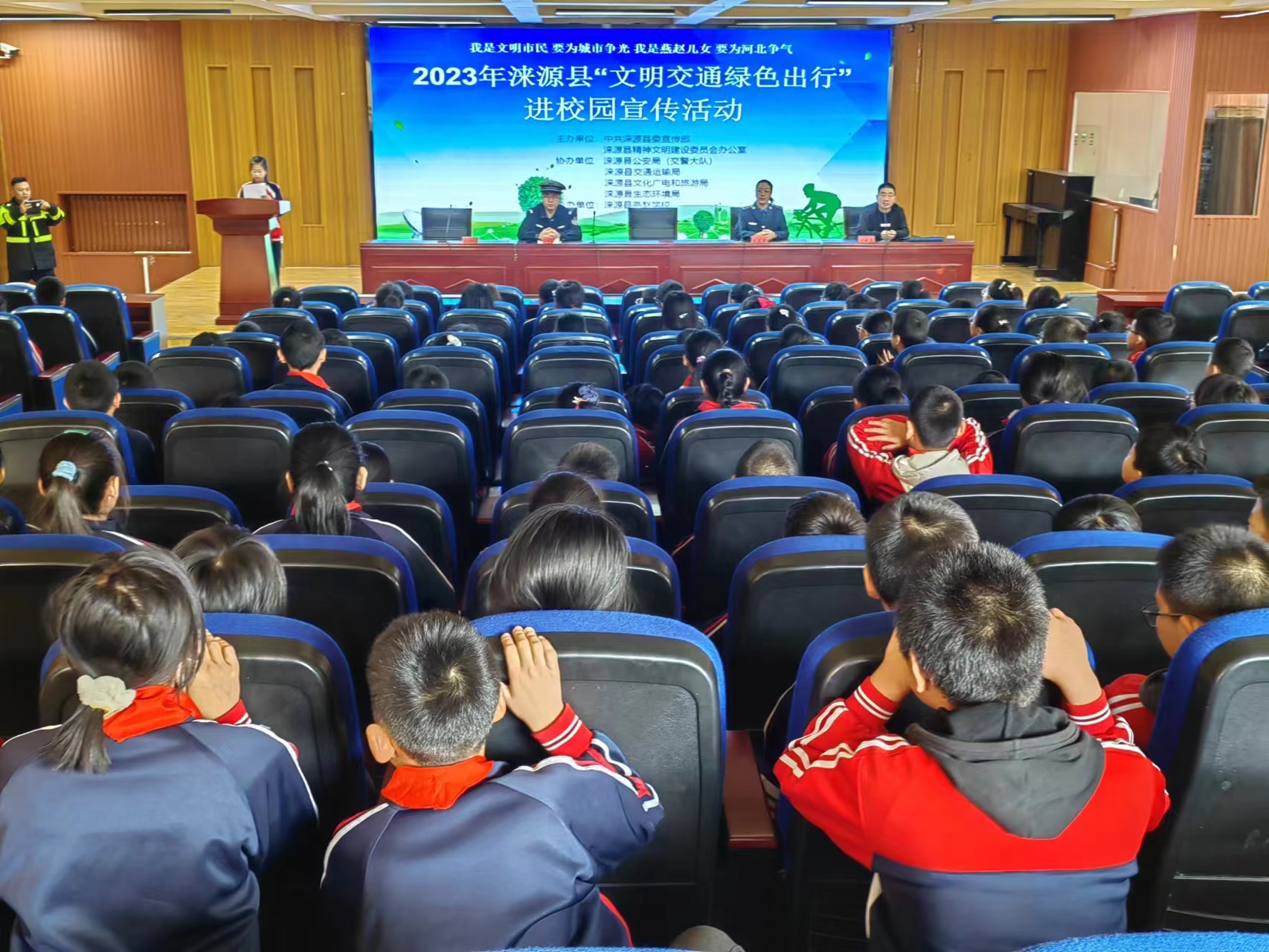 河北淶源開展“文明交通 綠色出行”文明實踐活動_fororder_微信圖片_20231128105317