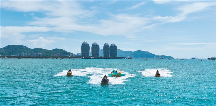 遊客在三亞灣濱海水運動樂園體驗水上項目.