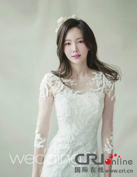 尹周熙拍婚纱杂志写真 白纱裙长拖尾展完美身材