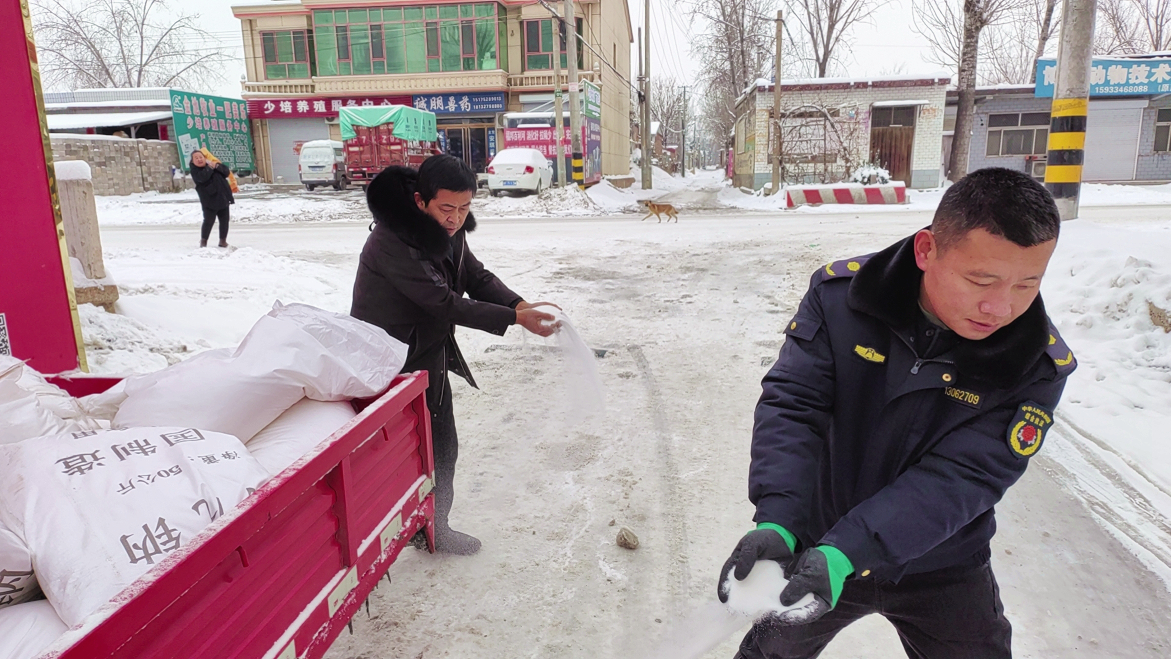 河北唐县：践行四下基层 办好关键小事_fororder_党员干部路上撒盐，加速积雪融化