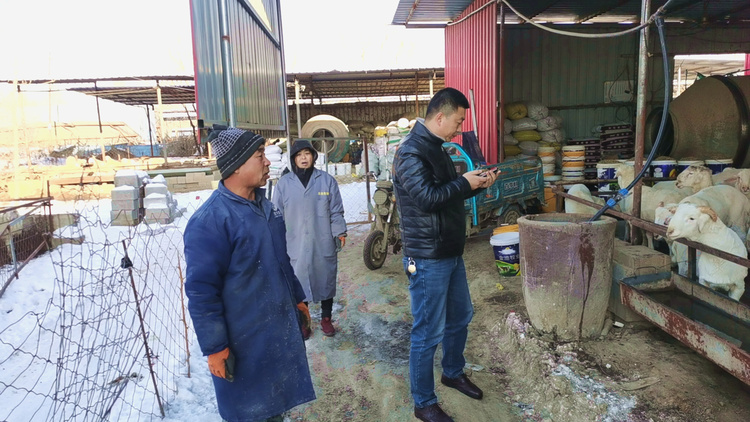 河北唐县：践行四下基层 办好关键小事_fororder_党员干部询问养殖户养殖状况，为养殖户排忧解难 (2)