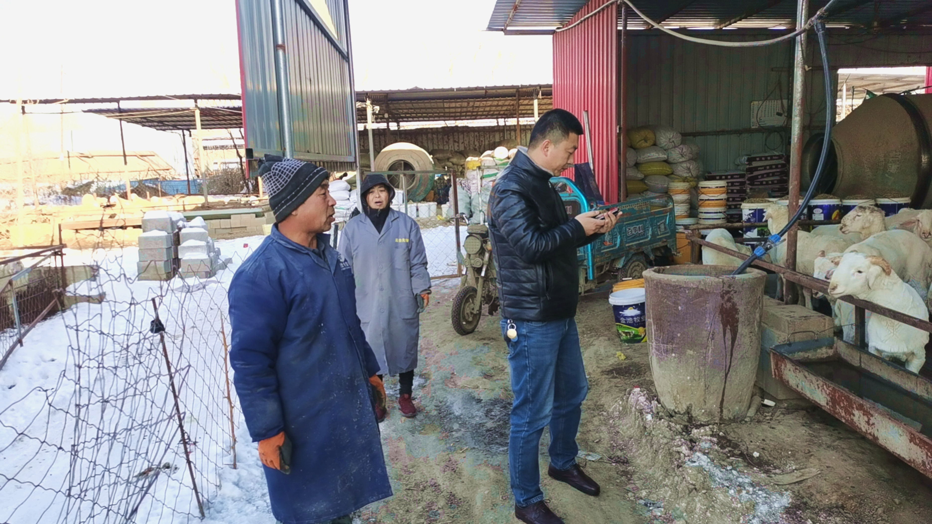 河北唐县：践行四下基层 办好关键小事_fororder_党员干部询问养殖户养殖状况，为养殖户排忧解难 (2)