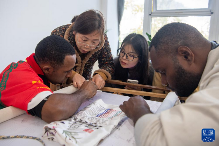 重慶：“洋學生”體驗三峽庫區傳統刺繡技藝