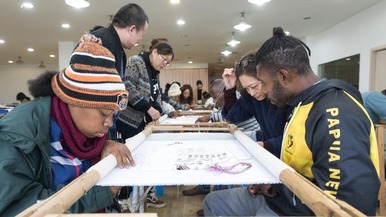 重庆：“洋学生”体验三峡库区传统刺绣技艺