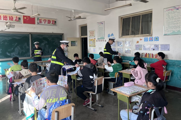 河北定兴：交通宣传接“地气”文明交通入人心_fororder_007