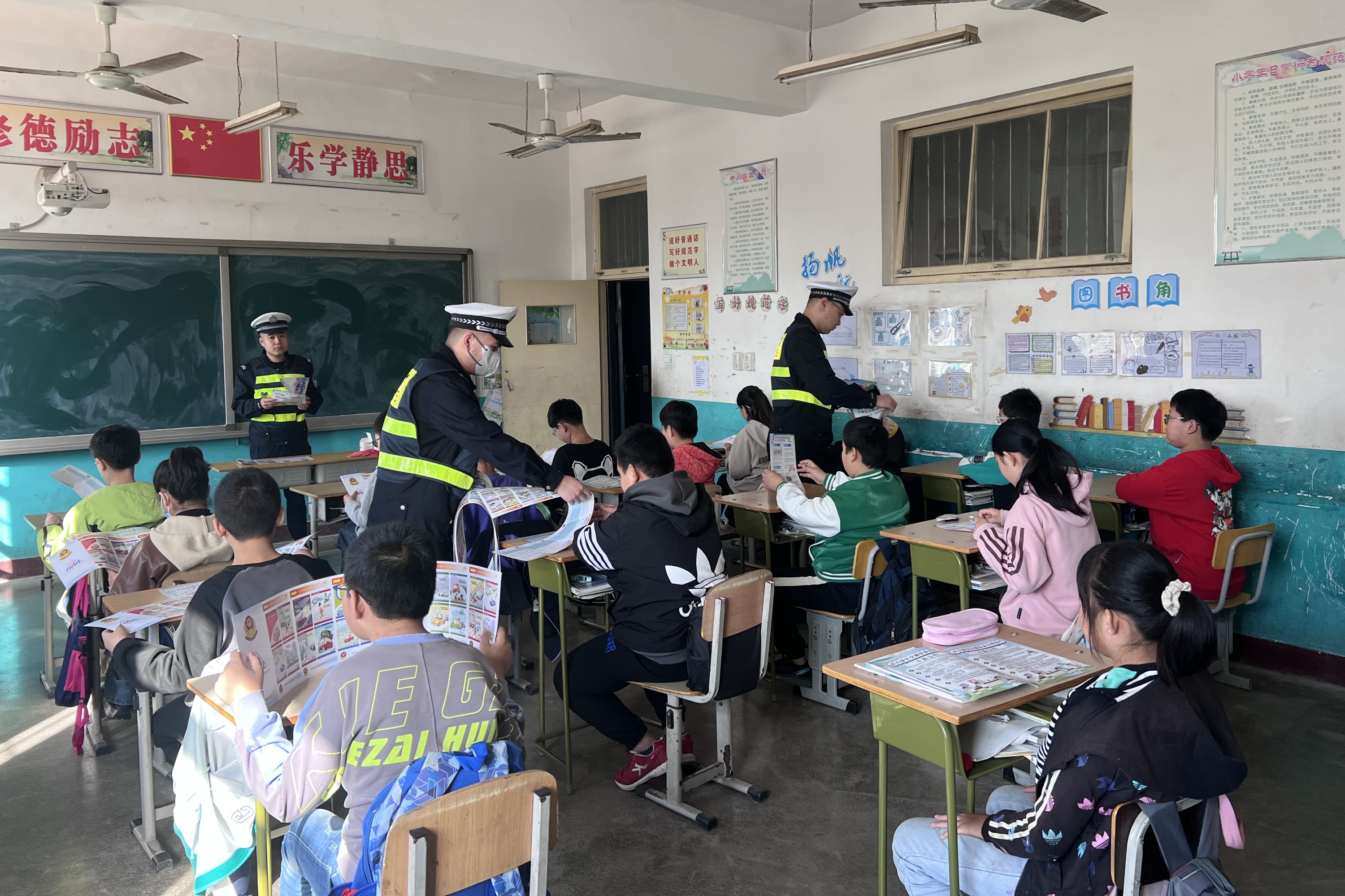 河北定兴：交通宣传接“地气”文明交通入人心_fororder_007