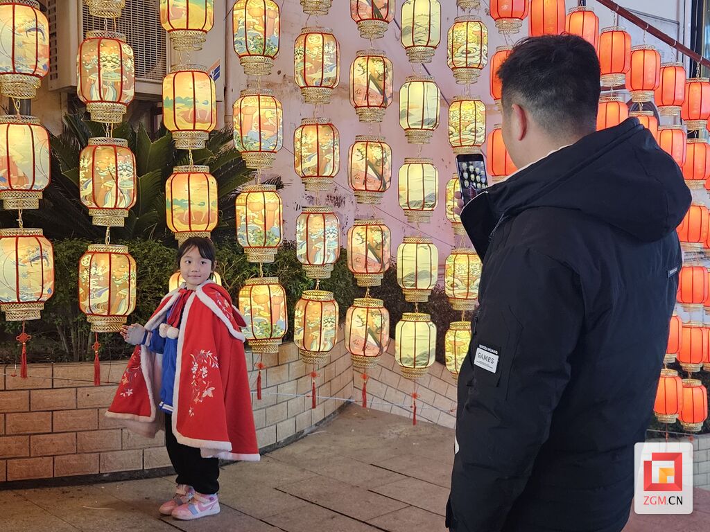 自贡东方广场：打造美丽灯街  助推经济发展