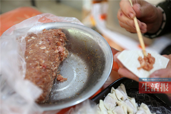 图片默认标题_fororder_包云吞用的猪肉都是刘雪梅在老牌肉店里采购的。