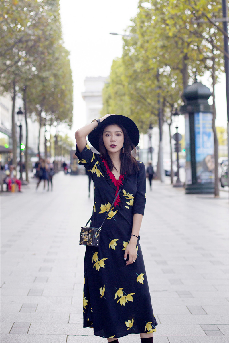 赵雅淇巴黎时装周街拍曝光性感优雅展迷人风情