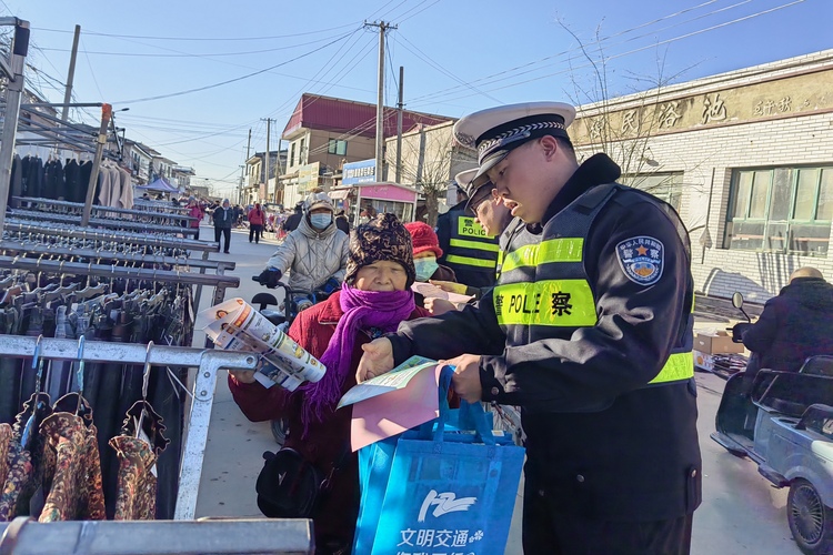 河北定兴：交通宣传接“地气”文明交通入人心_fororder_003