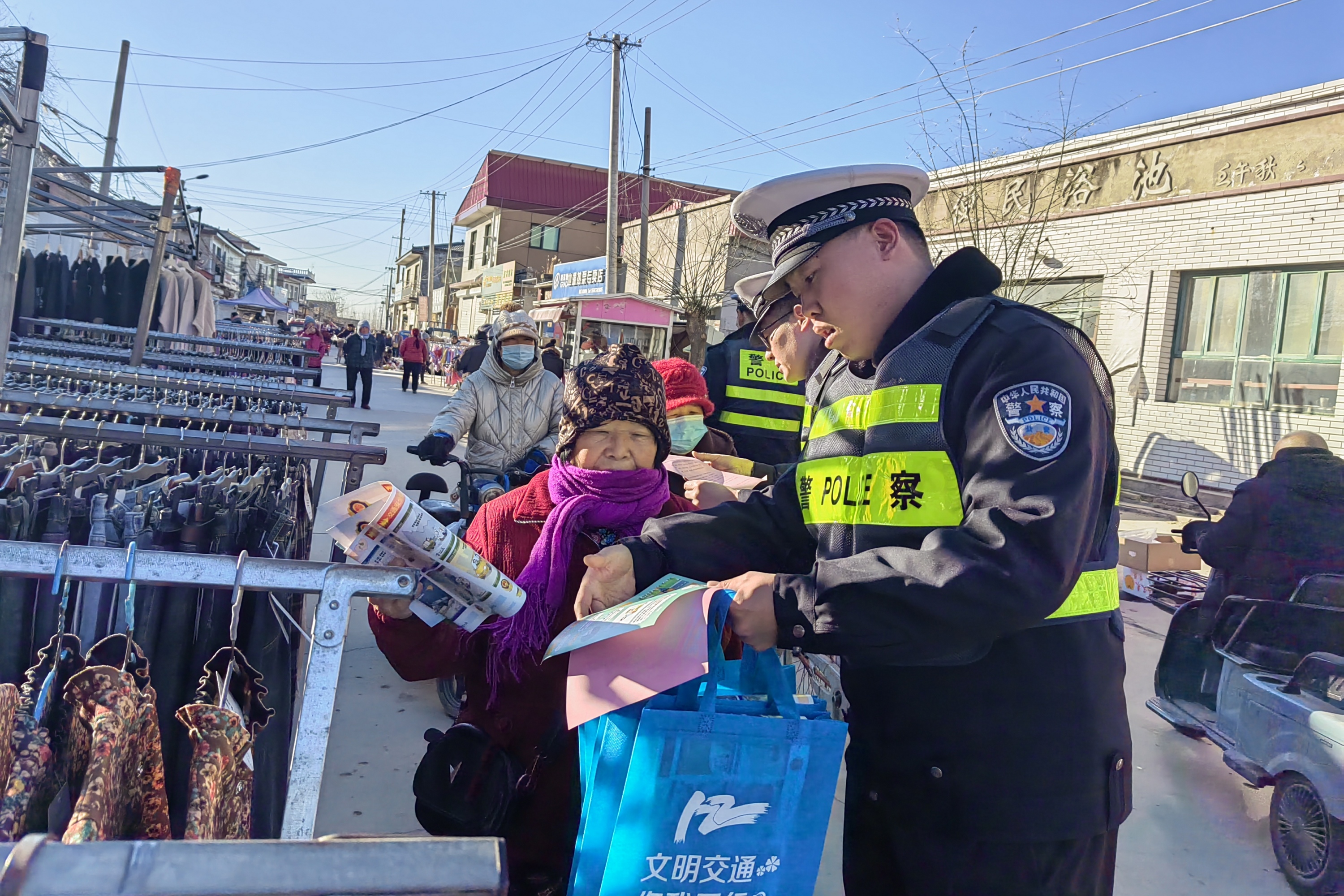 河北定兴：交通宣传接“地气”文明交通入人心_fororder_003