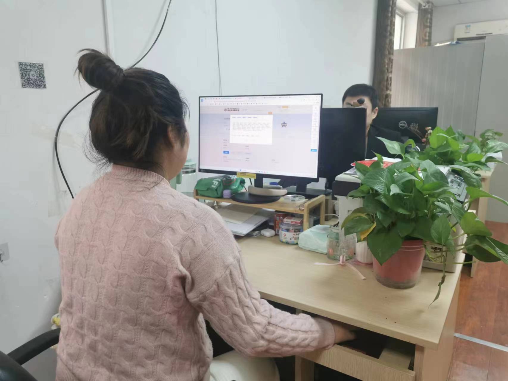 保定市满城区：大力推进“冀时办”为美好生活加速度_fororder_行政审批局工作人员操作“冀时办” 摄影 耿倩倩