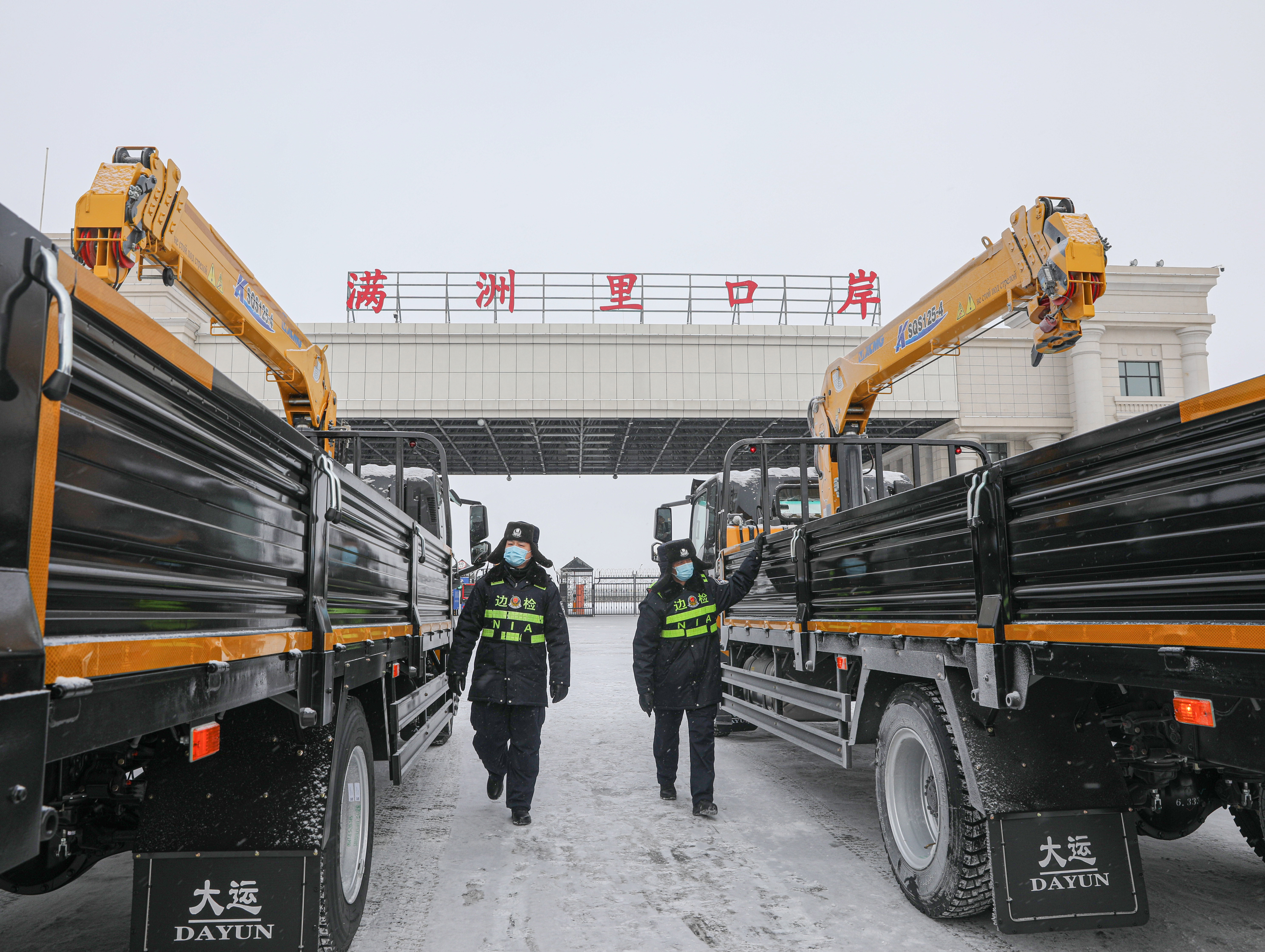 滿洲裏邊檢站高效護航公路口岸出口商品車突破50000輛大關_fororder_滿洲裏邊檢站民警在口岸內巡查查驗出口商品車。安吉拉 攝