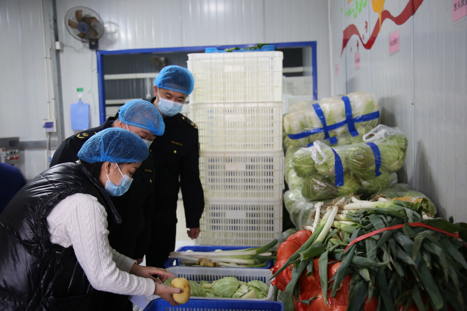 保定市满城区：“千里眼”守护师生舌尖安全_fororder_满城区市场监管人员查看生菜储存情况 摄影 贾林静.JPG