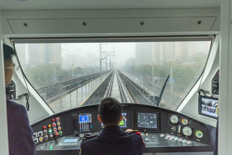 全國首條雙流制市域鐵路地鐵貫通列車在重慶正式運營