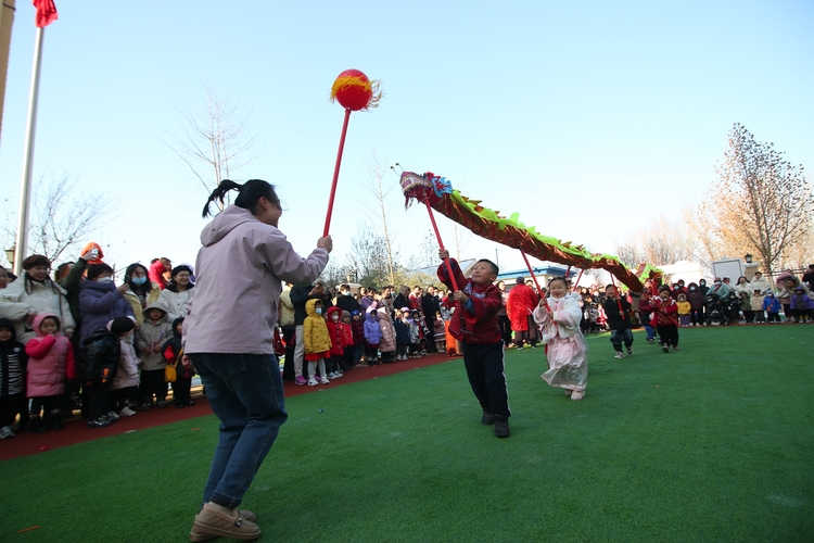 图片默认标题_fororder_老师带领孩子们进行舞龙表演 摄影 石前