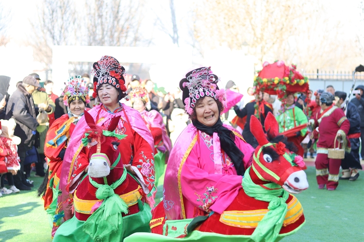 图片默认标题_fororder_精彩的跑驴表演 摄影 石前