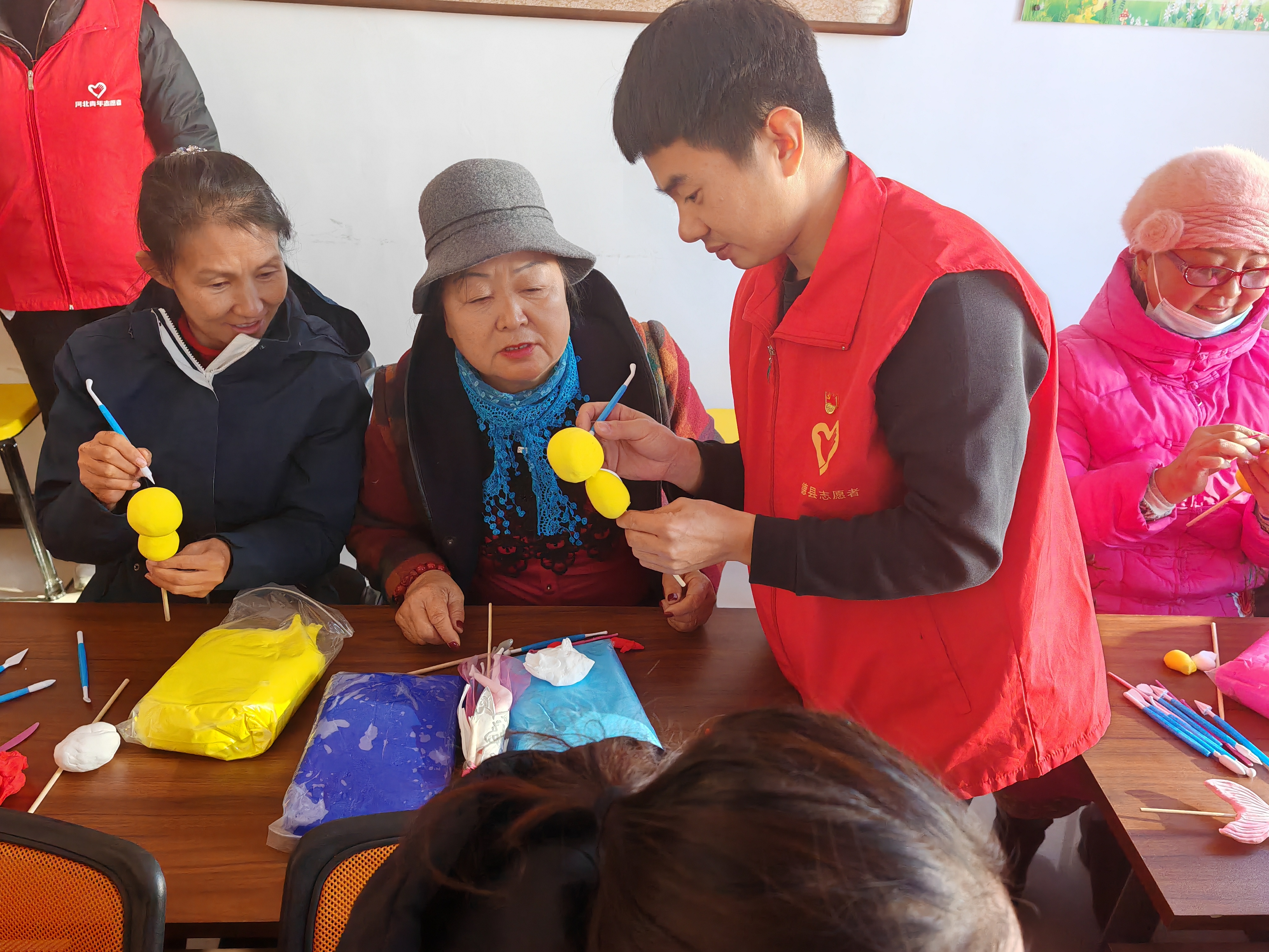 河北承德县：公益课堂走进新时代文明实践站_fororder_图二：面塑老师进行培训。刘峥 摄