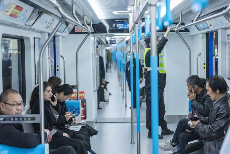 全国首条双流制市域铁路地铁贯通列车在重庆正式运营