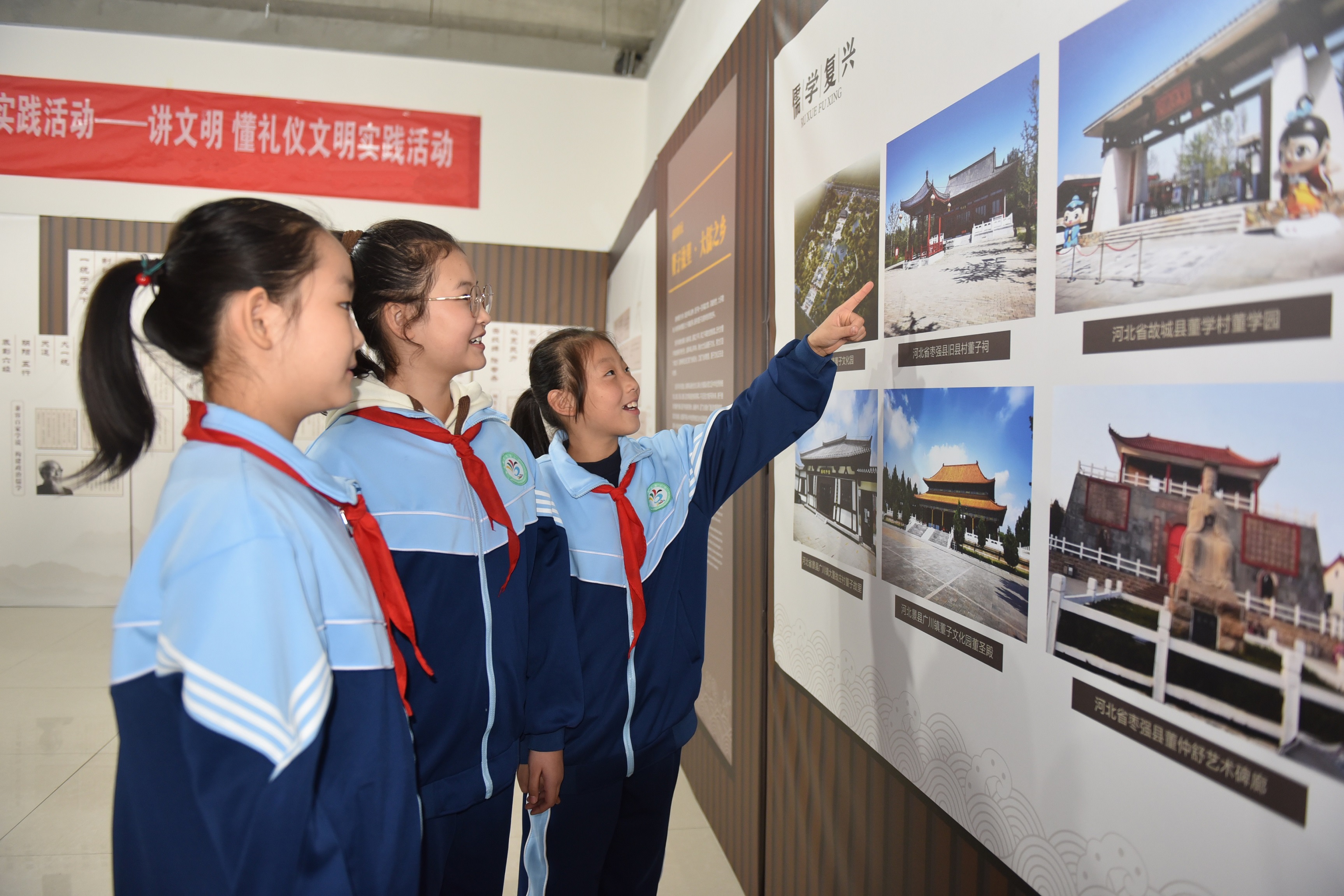 图片默认标题_fororder_学生们在展牌前详细了解董仲舒儒学文化。高雷 摄