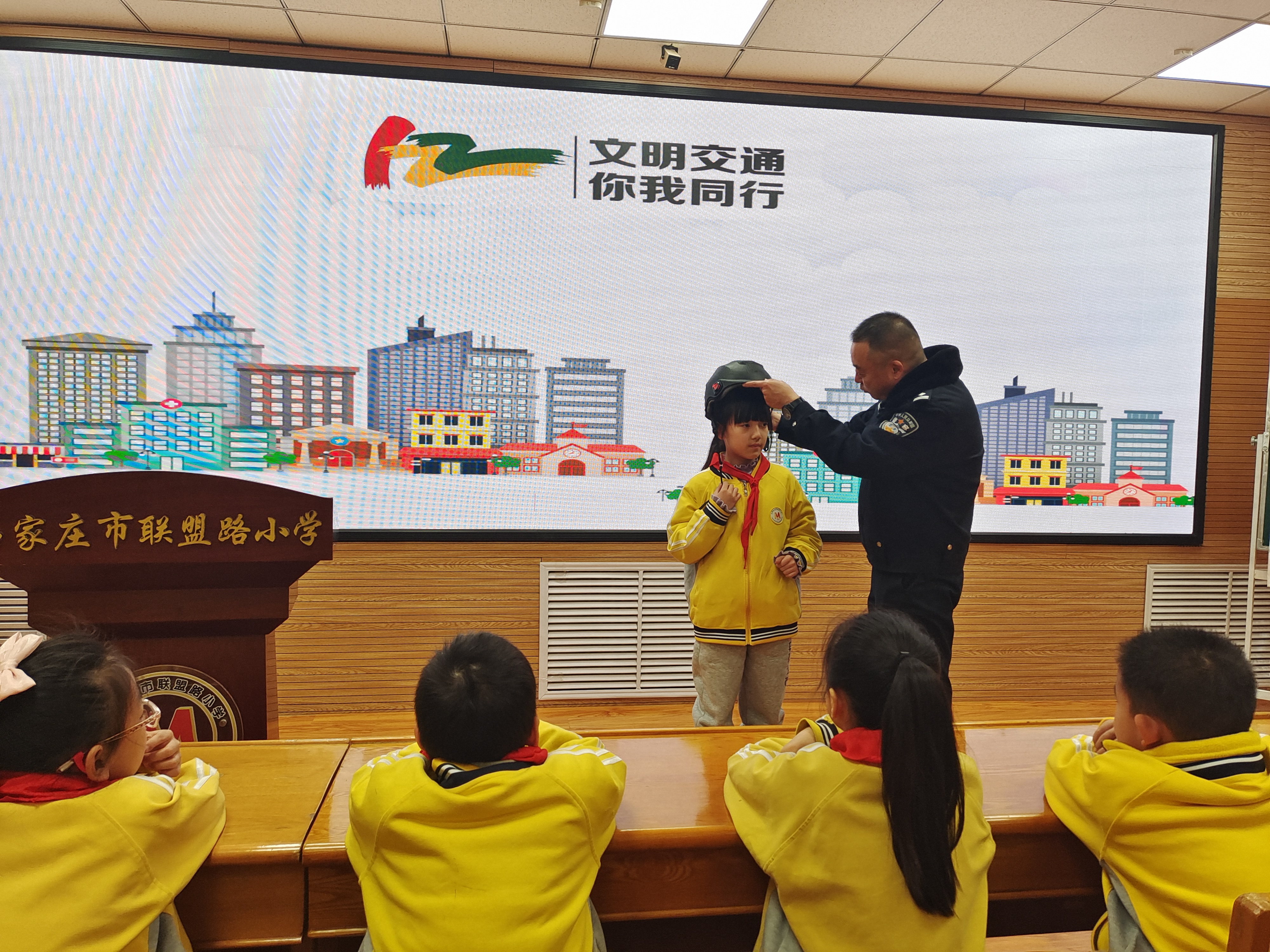 石家庄市新华区开展“全国交通安全日”主题宣传活动_fororder_2