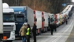 烏克蘭卡車再遭“圍堵” 歐盟“偏心”惹麻煩