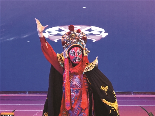 圖片默認標題_fororder_萬州文藝演出團隊為南寧市民表演川劇《變臉》。