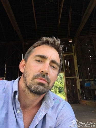 娱乐圈流行"仰脸自拍"帅如吴彦祖丑如她