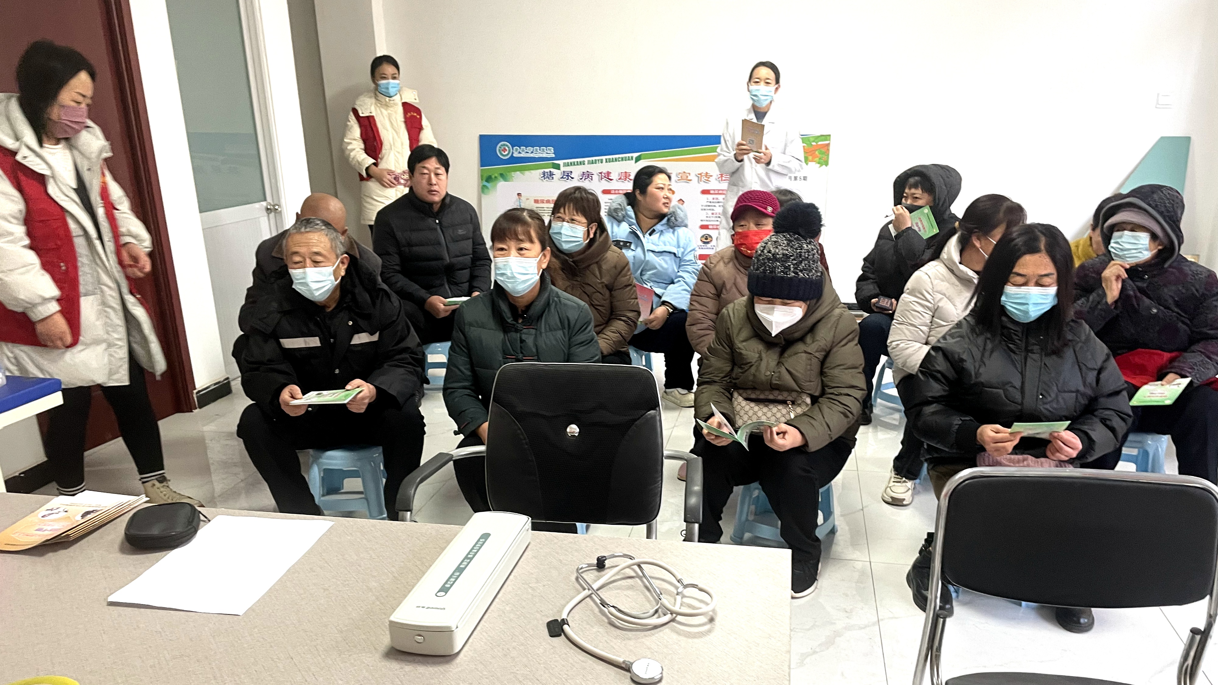 河北唐县：办好群众实事 增进民生福祉_fororder_在御墅蓝湾小区，医护人员进行健康知识讲座