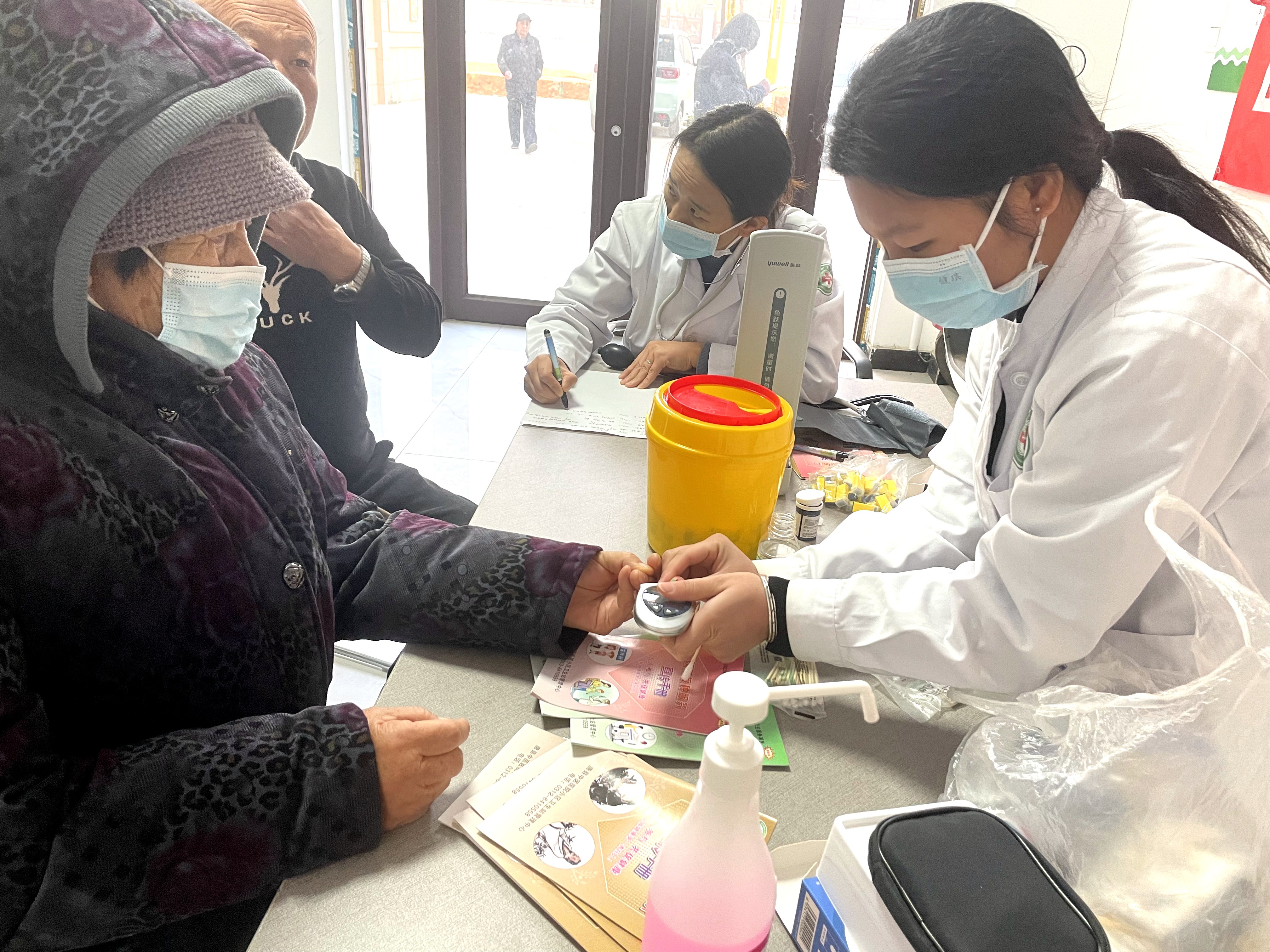 河北唐县：办好群众实事 增进民生福祉_fororder_在唐县御墅蓝湾小区，医护人员提供义诊服务