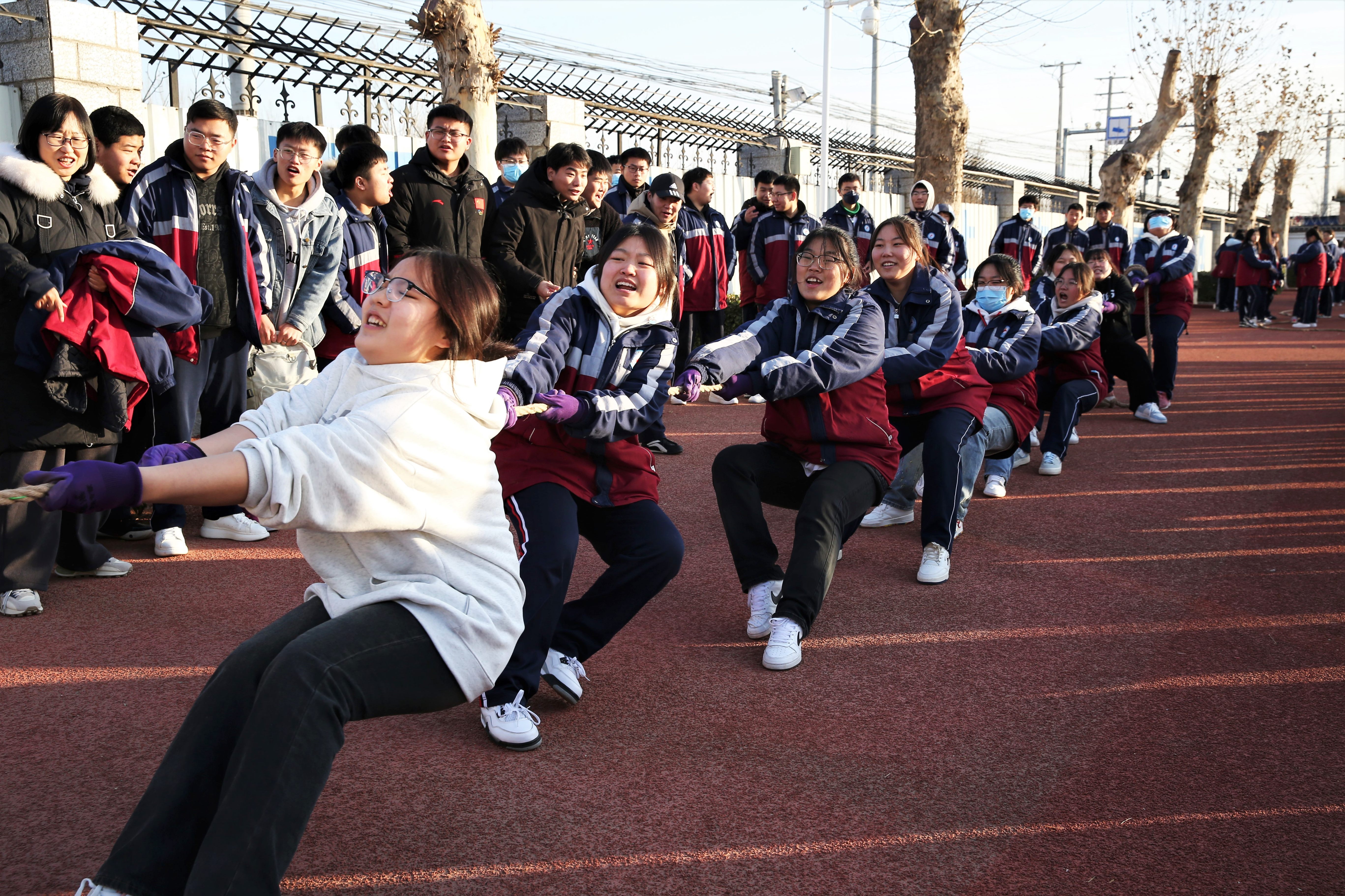 河北定兴：拔河争锋 绽放青春风采_fororder_002.JPG
