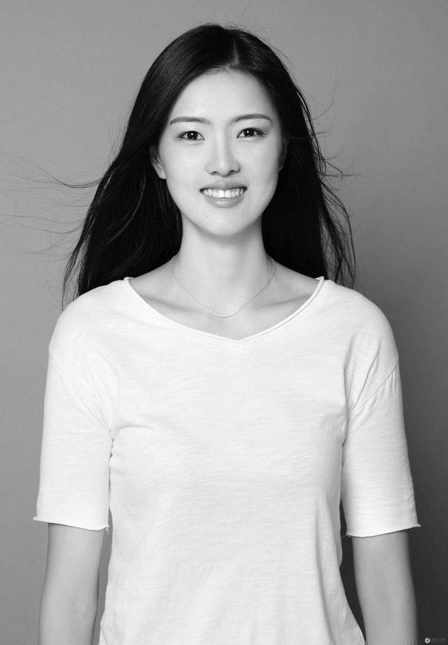 张常宁晒黑白艺术照 气质优雅女神范儿