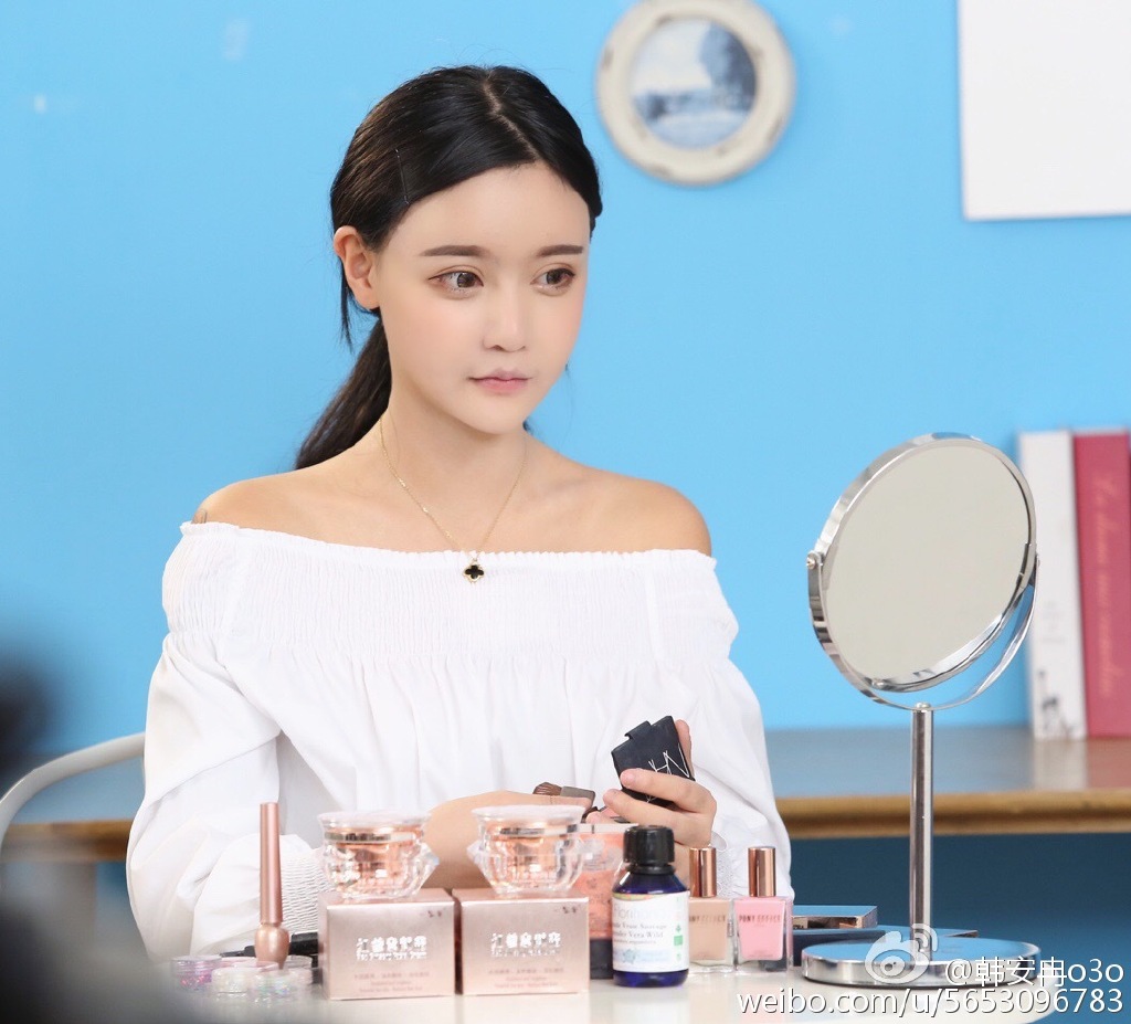 磨皮精现真面目！网红韩安冉素颜满脸痘痘