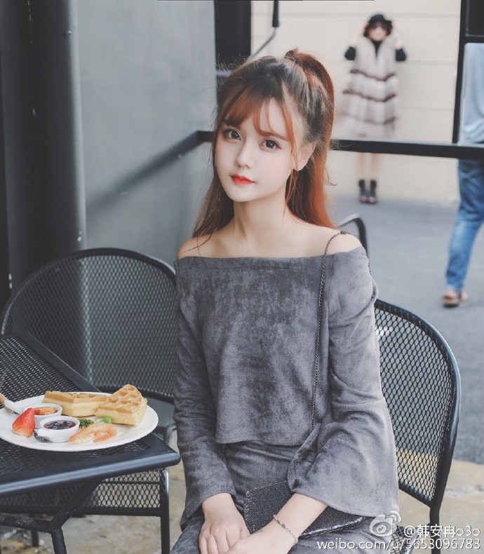 磨皮精现真面目！网红韩安冉素颜满脸痘痘