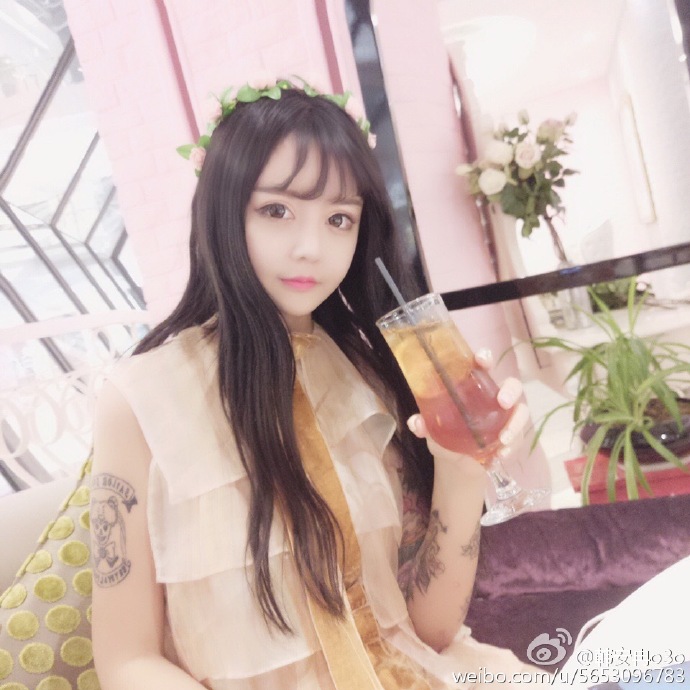 磨皮精现真面目！网红韩安冉素颜满脸痘痘