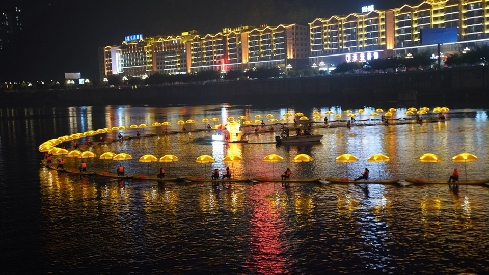 貴州思南：300米“巨龍”遊江 吸引市民遊客競相觀看_fororder_烏江上的竹筏巨龍