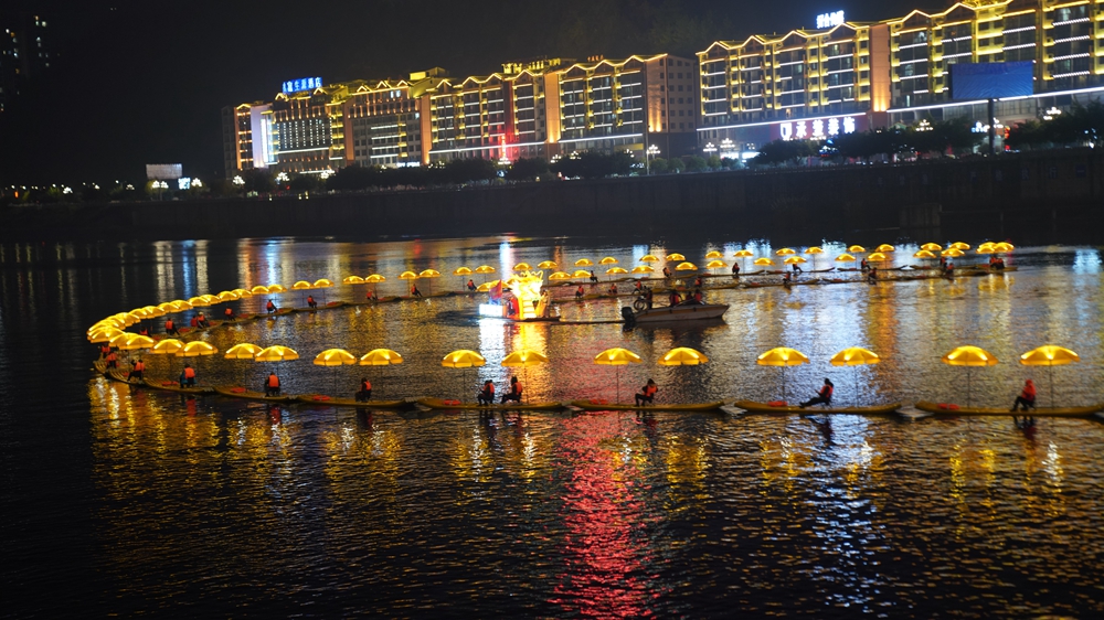 贵州思南：300米“巨龙”游江 吸引市民游客竞相观看_fororder_乌江上的竹筏巨龙