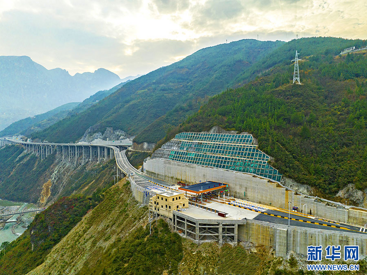 重慶首條直連陜西高速公路巫鎮高速建成通車