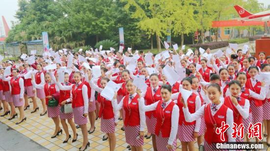 千名高颜值男女竞聘空乘 “人造美女”一律被拒