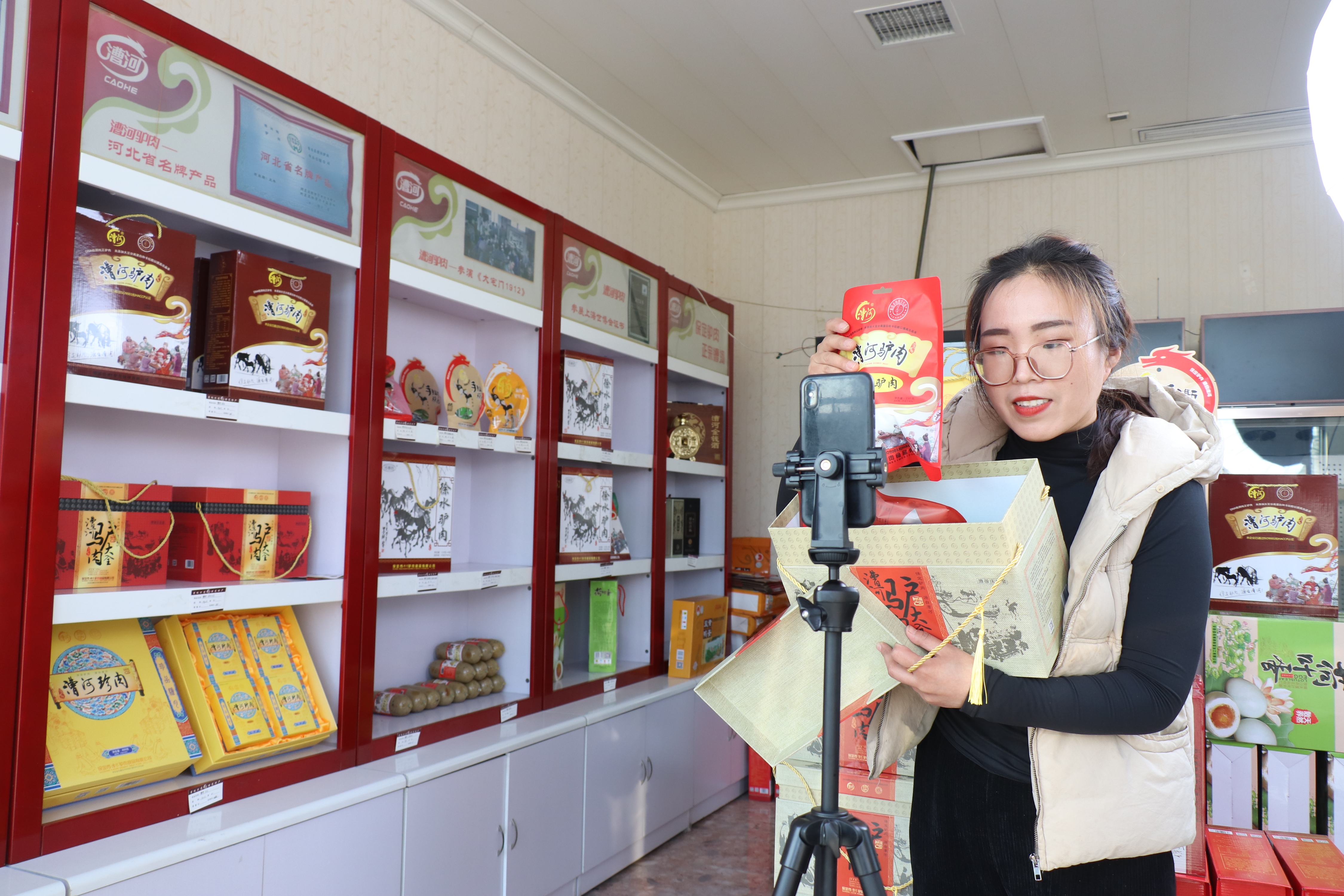 保定徐水：“驴火”小吃孕育特色驴文化_fororder_网上直播，驴肉产品销售火爆。张云峰摄