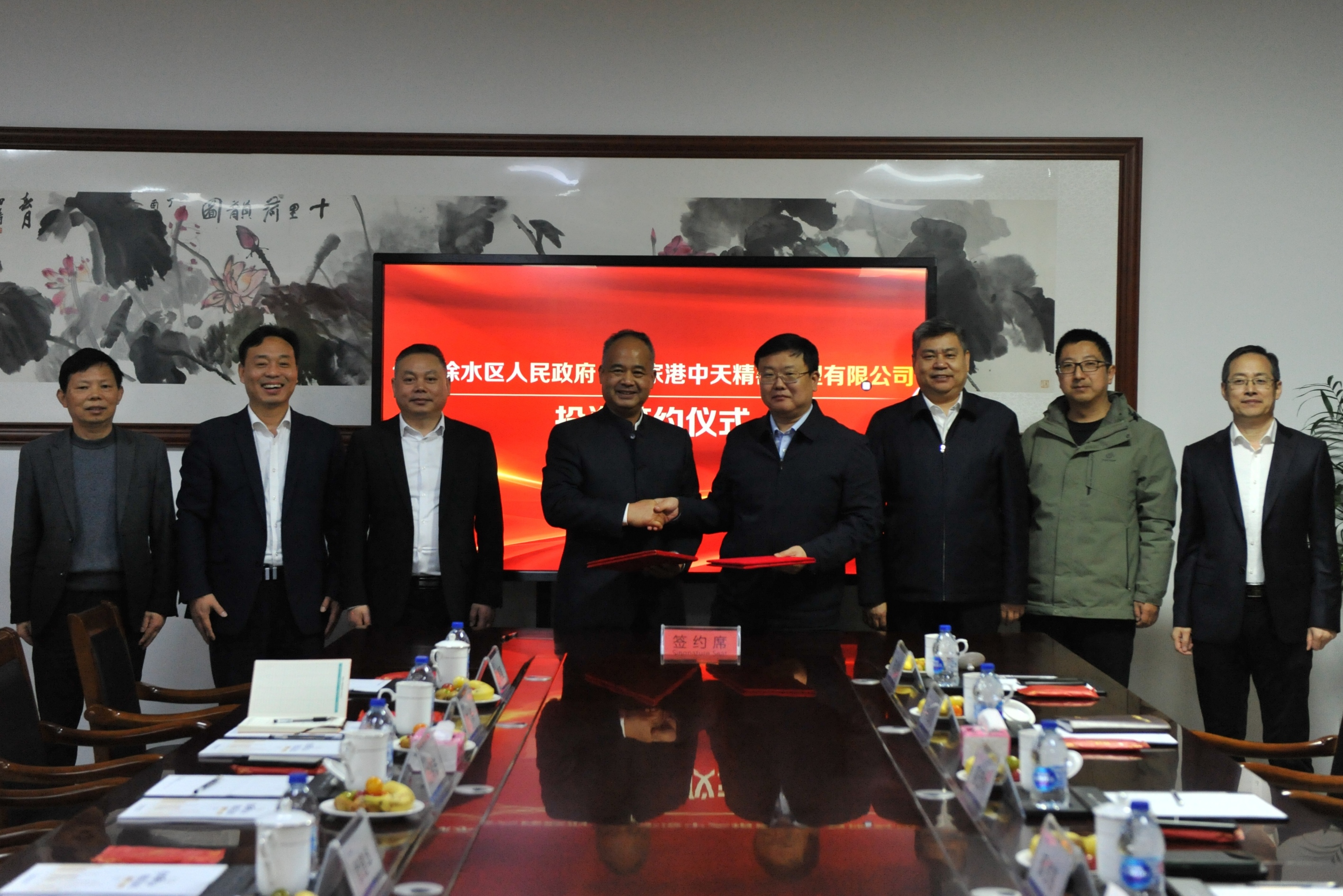 保定徐水区：招商“加速跑” 年末“再冲刺”_fororder_边洽谈、边签约，力促项目落地。胡英摄