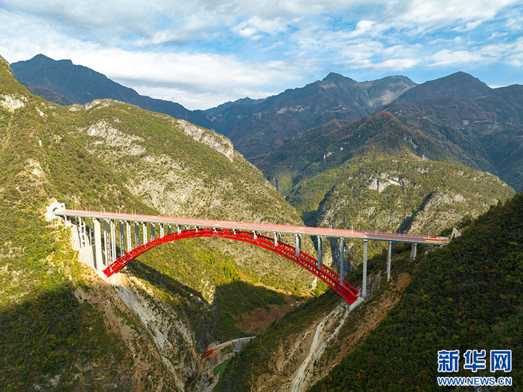 重慶首條直連陜西高速公路巫鎮高速建成通車