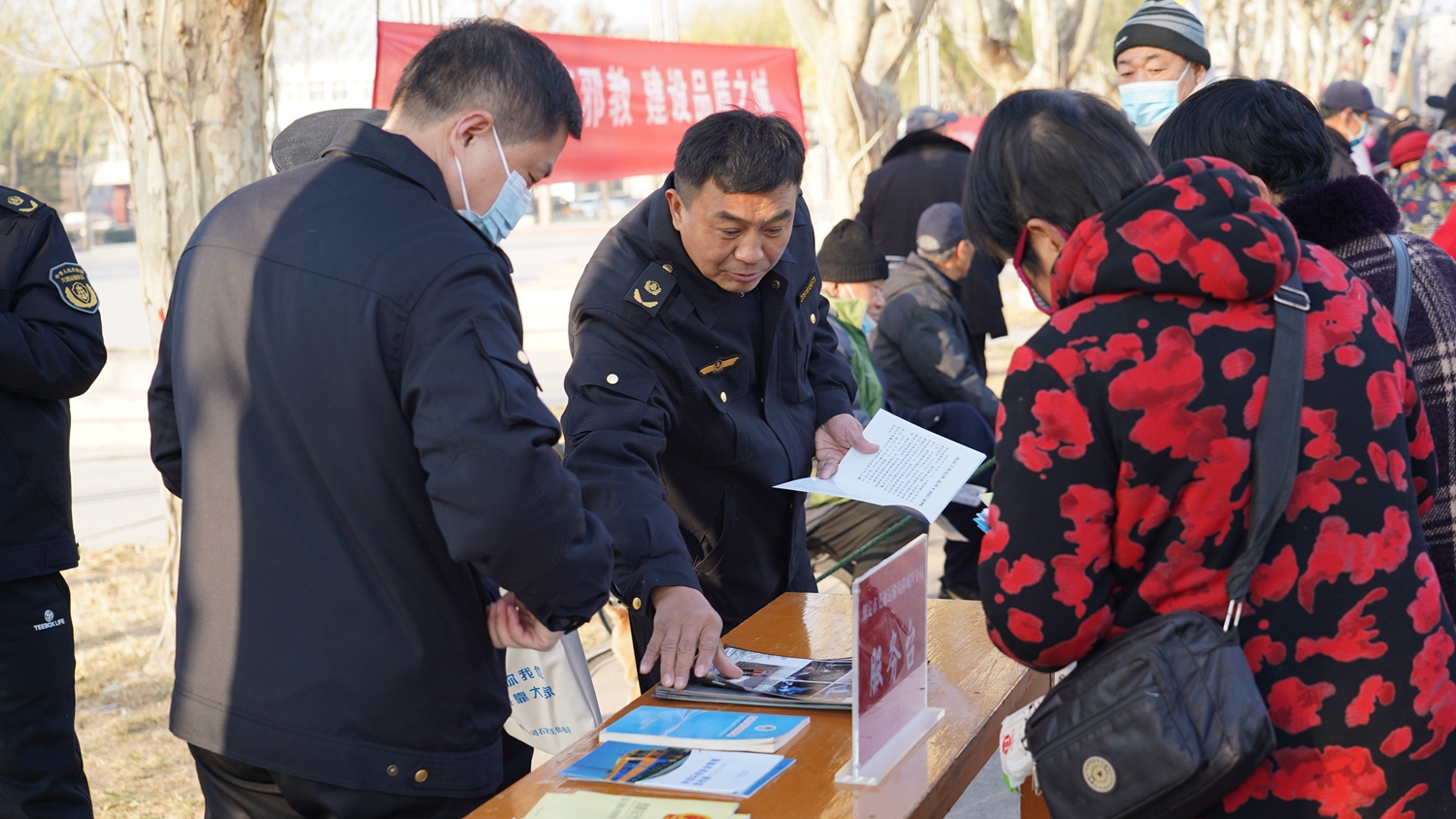 保定市满城区开展第十个“国家宪法日”宣传活动_fororder_满城区“国家宪法日”活动现场 摄影 田嘉成