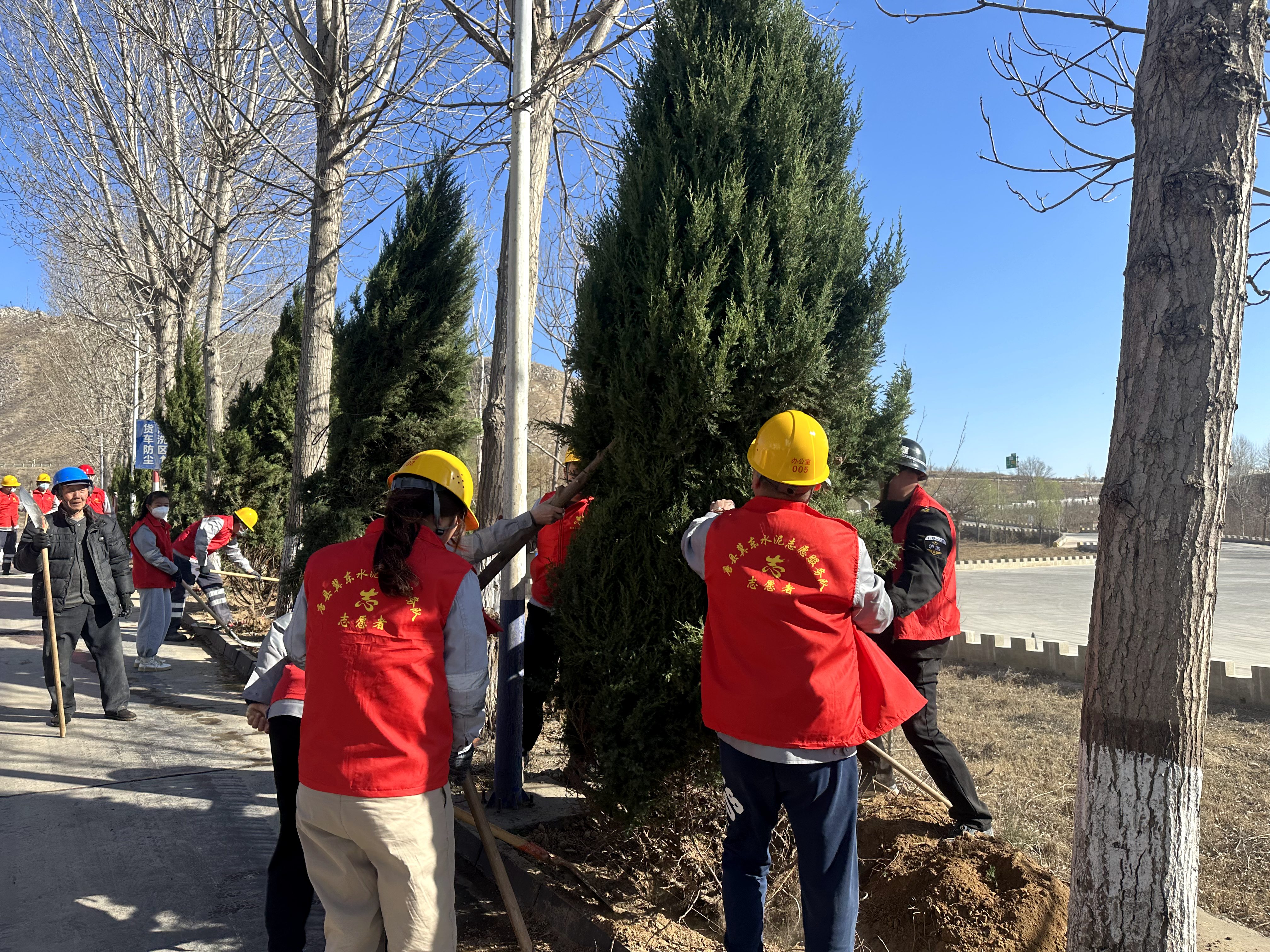 河北唐县：以文明单位创建优化服务效能_fororder_省级文明单位冀东水泥志愿服务队组织单位志愿者开展义务植树志愿服务活动  王子凯摄