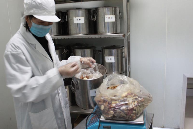 保定徐水：“驴火”小吃孕育特色驴文化_fororder_“非遗”传承人刘敏英精心挑选驴肉加工配料。崔联联 摄