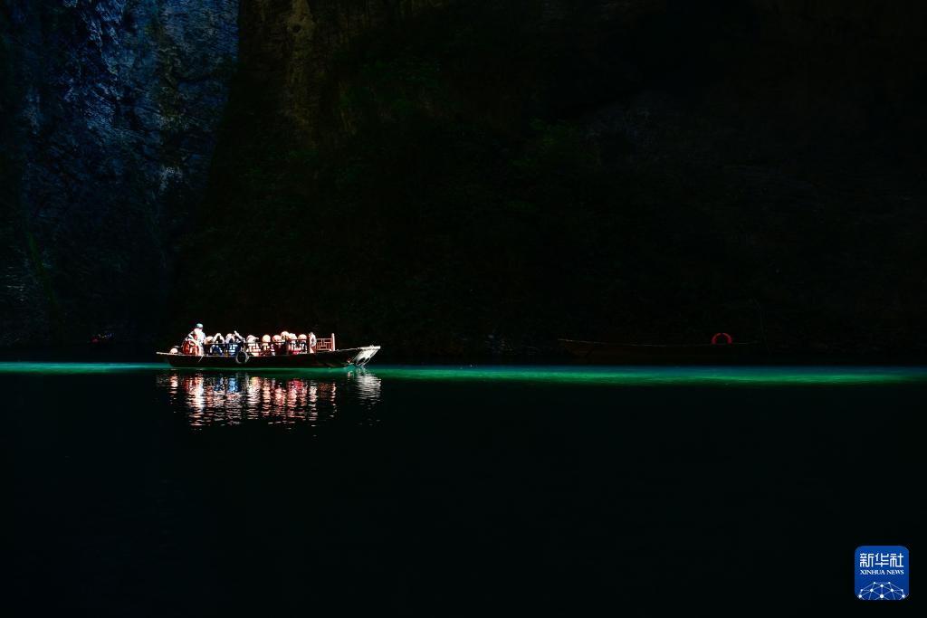 湖北鹤峰：屏山峡谷光影如画